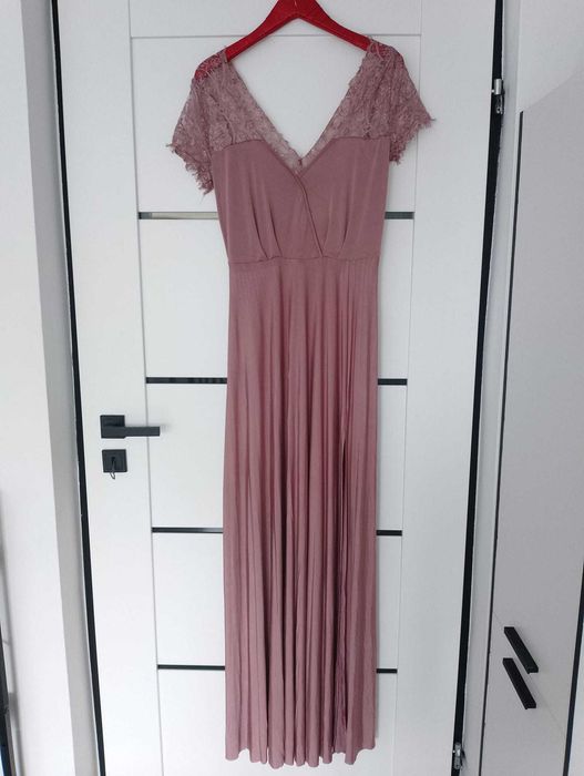 Długa maxi sukienka na wesele z rozcięciem i koronką brudny róż