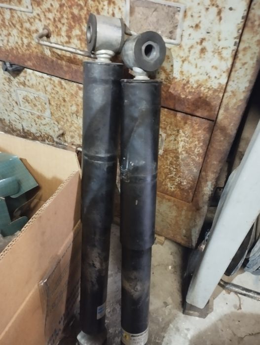 Продам передние амортизаторы. mercedes . G63