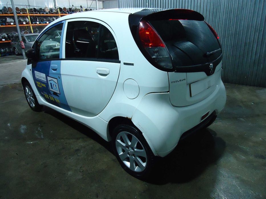 Peugeot IOn de 2011 só ás peças