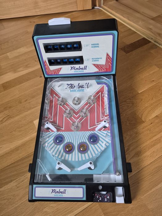 Gra pinball światła i dźwięki zlicza punkty okazja