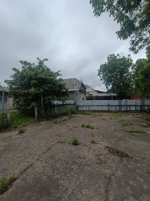 Продаж частини будинку в центрі Довжку