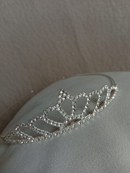 Śliczna tiara metalowa z cyrkoniami