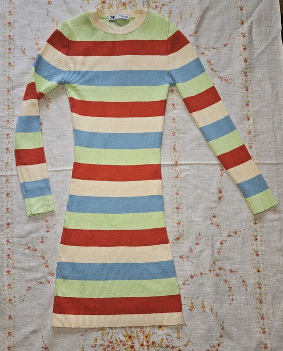 Sukienka w paski Zara, rozmiar S niebiesko-zielono-kremowa czerwona