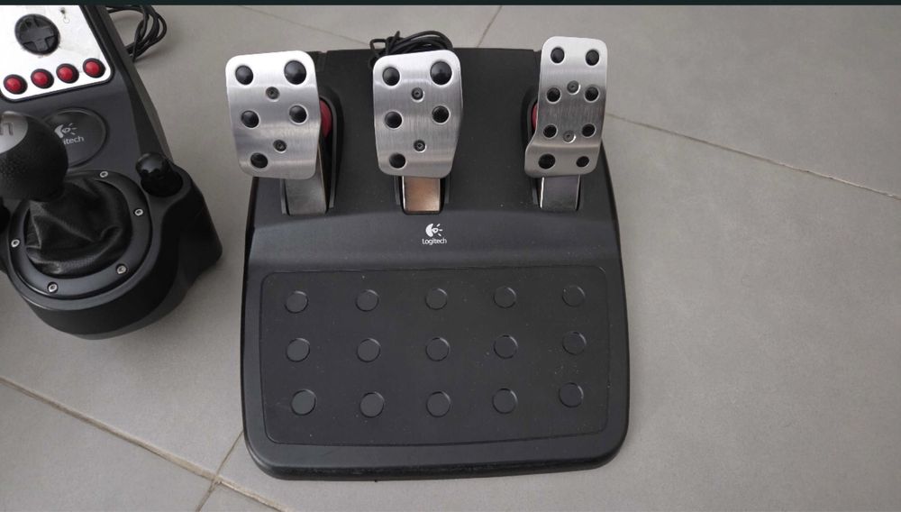 Volante loghitec com pedais e shifter