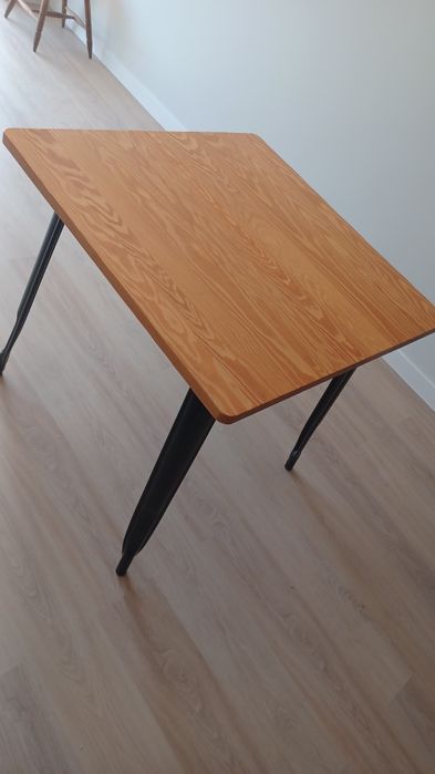 Mesa Sklum quadrada