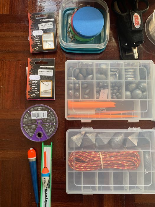 Bolsa Caperlan com diversos acessórios e material de pesca.