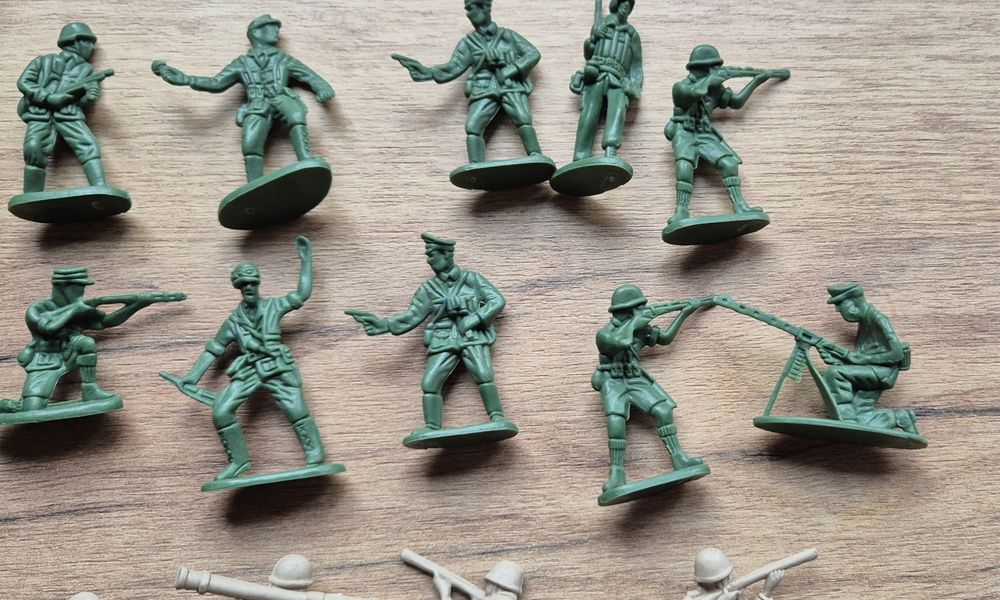 Figurki plastikowe żołnierzyki 30 sztuk wojsko armia lata 90