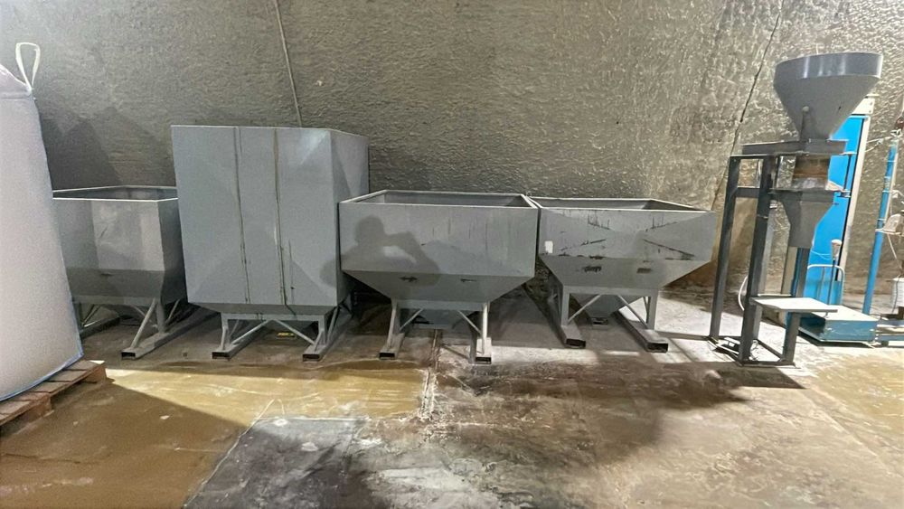 Tremonha / Caixa metálica industrial para transportar cereais 1 x 1,25 x 1,25 m