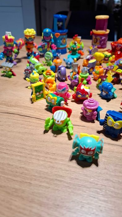 Super Zings ok 100szt plus autka i skrytki