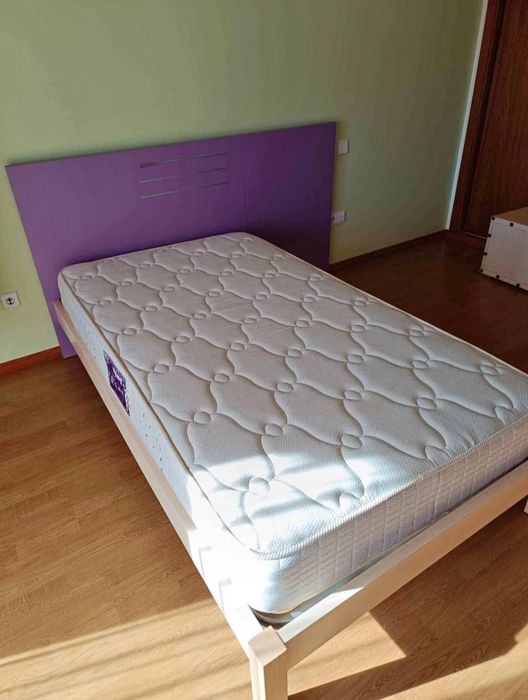 Cama com cabeceira e colchão
