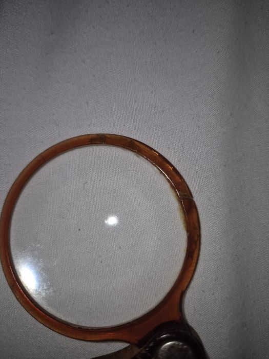 Elegante lupa de bolso antiga, dobrável, com capa protetora em pele legítima (cabedal)