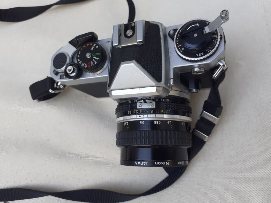 Máquina FE antiga Nikon com lente. Também tenho flash NIKON conforme f