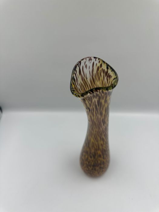 Szklany wazon w stylu boho glamour, cętkowany wzór