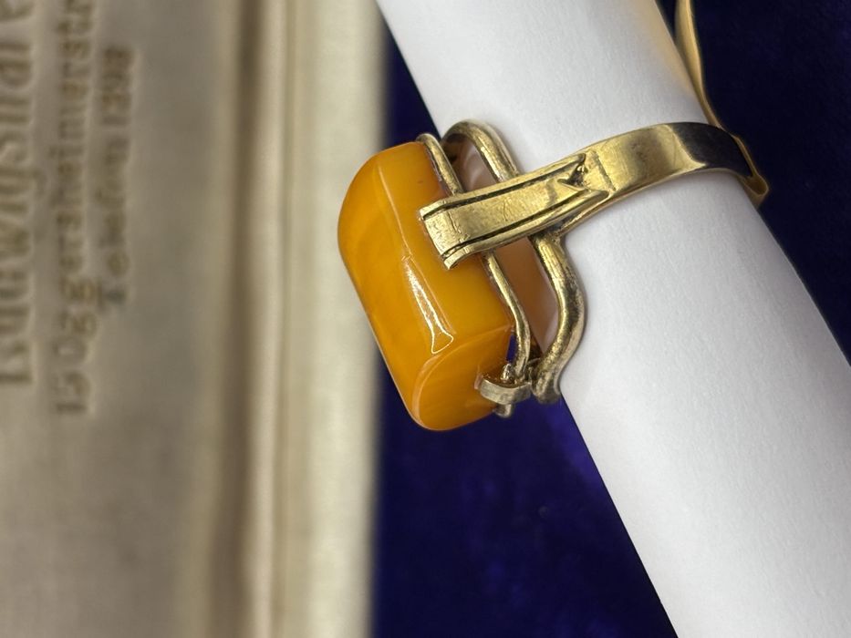 Pierścionek z bursztynem 0238