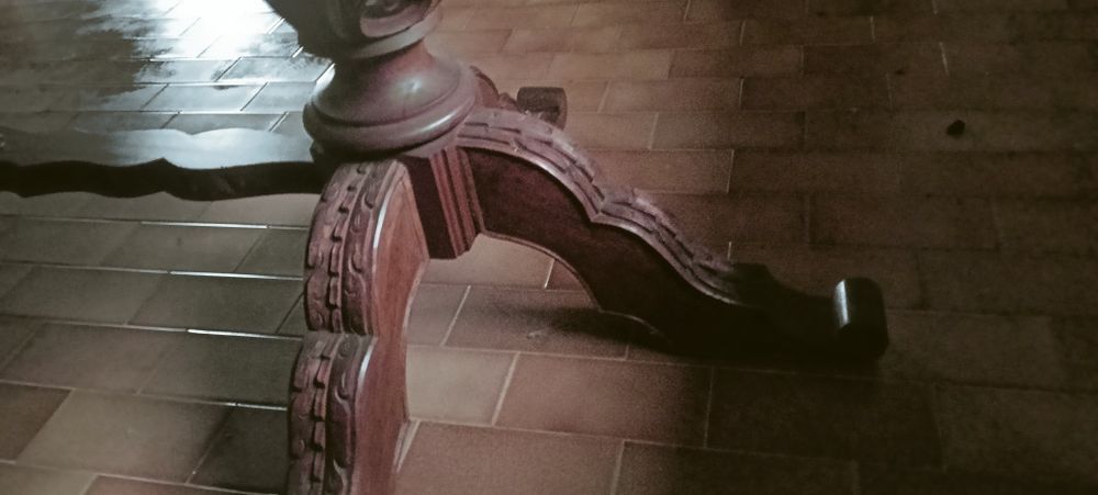 Mesa de jantar e oito cadeiras