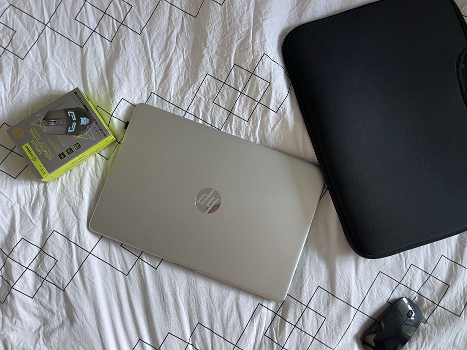 HP 15s i5-1235U / 12GB / SSD 256GB / Intel Iris Xe / Windows 11