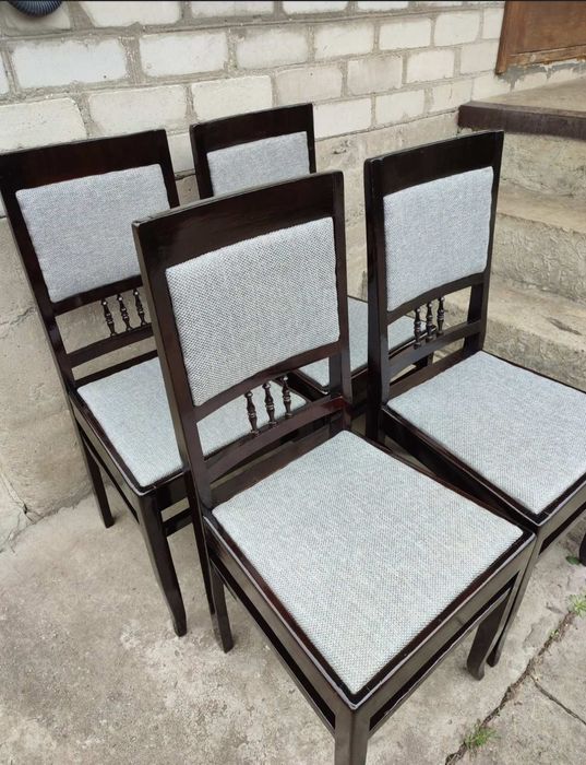 Стільці ретро старі після реєстрації