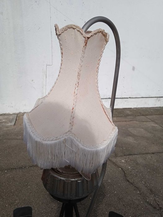 Candeeiro de pé alto, antiguidade