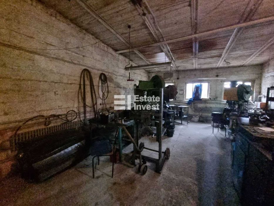 Продам виробничі приміщення по вул. Лугопарківська, 2