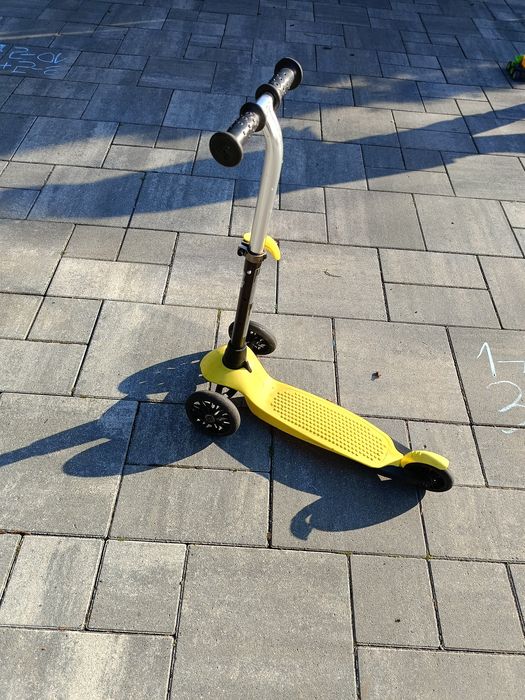 Żółta hulajnoga Decathlon