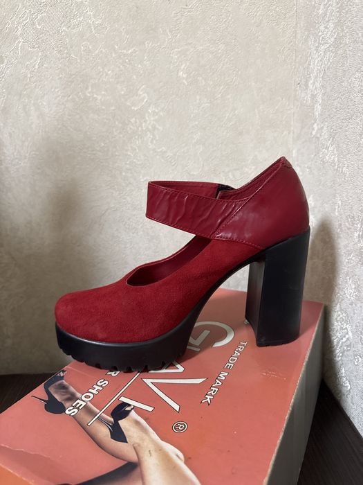 Жіночі червоні туфлі