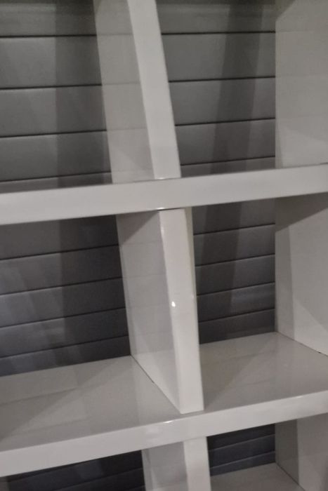 Móvel branco de madeira maciça lacado (150×160 cm)