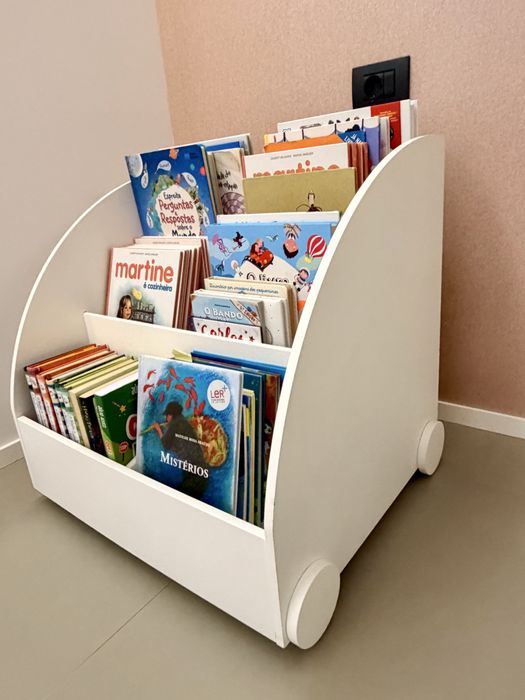 Estante de livros infantil.