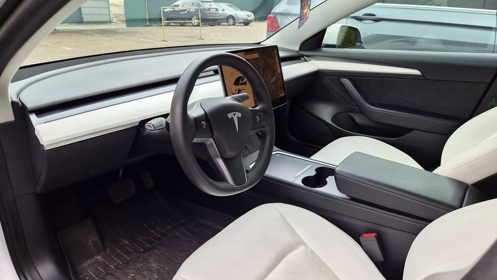 Tesla model 3 2021 року