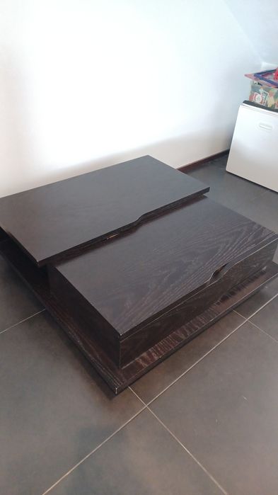 Mesa de centro moderna e funcional em tom castanho-escuro/wengué