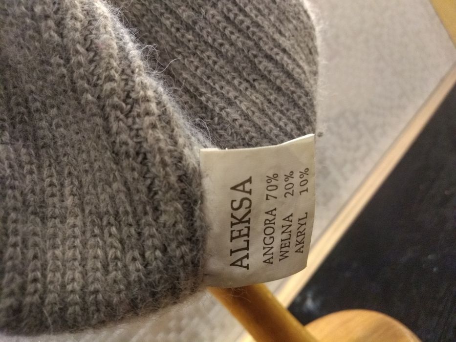 Czapka damska 70%angora z daszkiem.