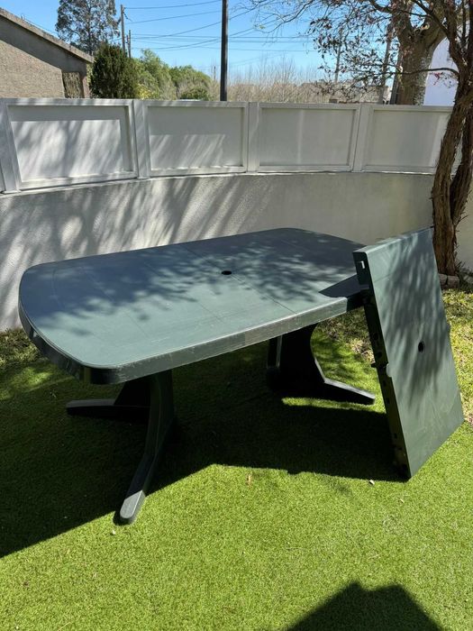 Conjunto Jardim -  Mesa verde com extensão + 8 cadeiras em bom estado.