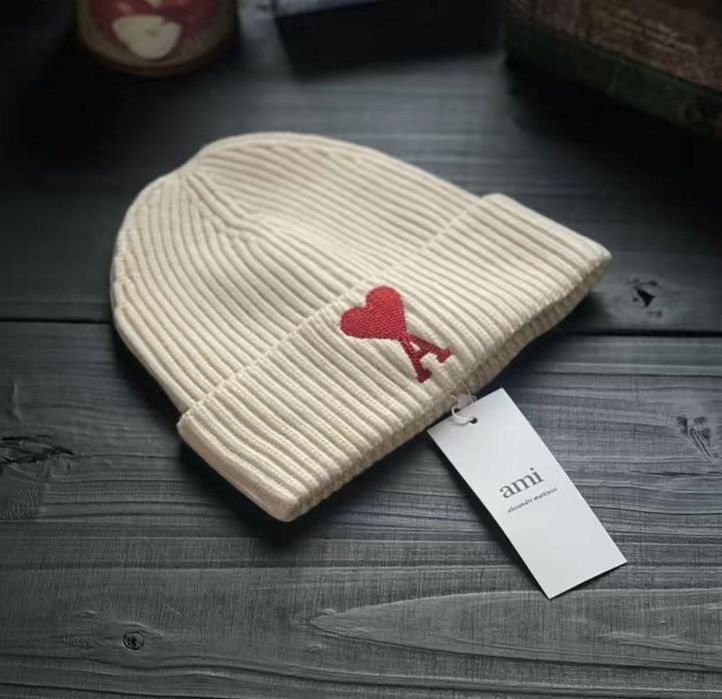 Шапка жіноча Aмі з сердечком