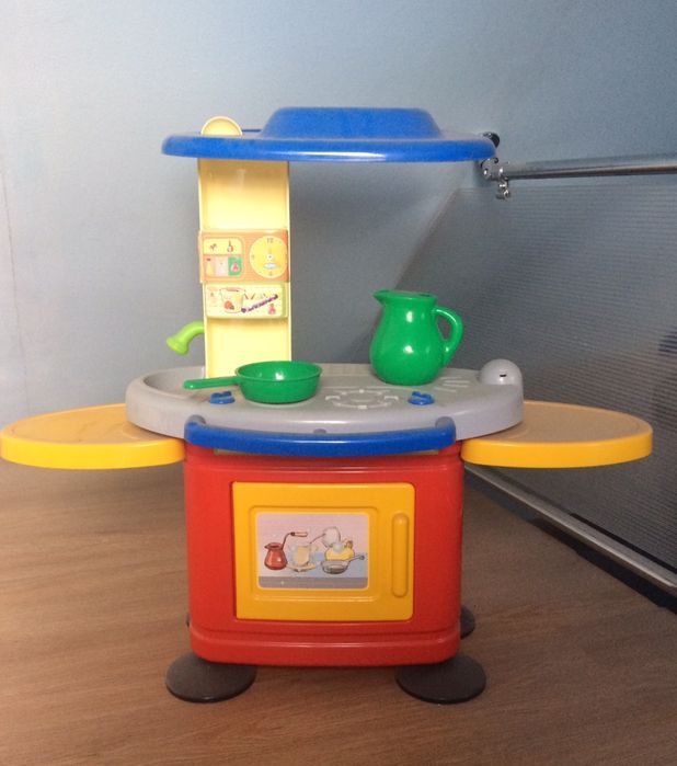 Zabawkowa kuchnia z akcesoriami