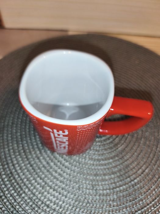 Czerwony kubek Nescafe zima