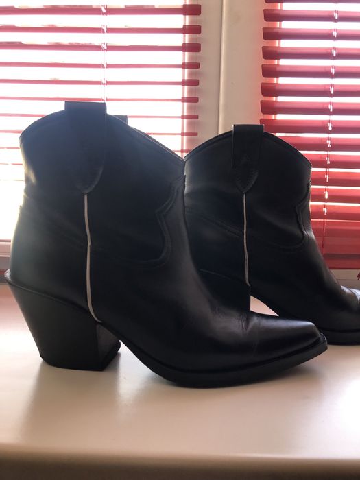 Продаю крутые ботинки казаки MYACLARA