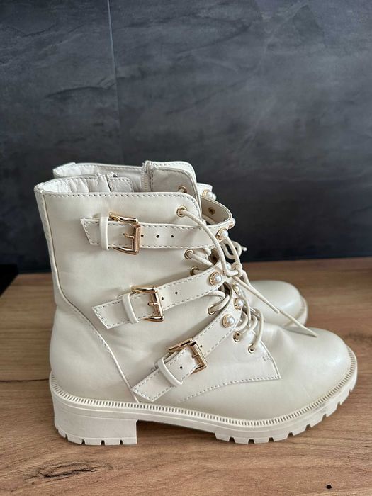 Kremowe buty bikery Bianco z perełkami i potrójną klamrą | r. 39
