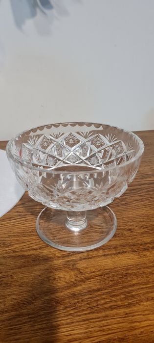 Kryształowa patera na nodze