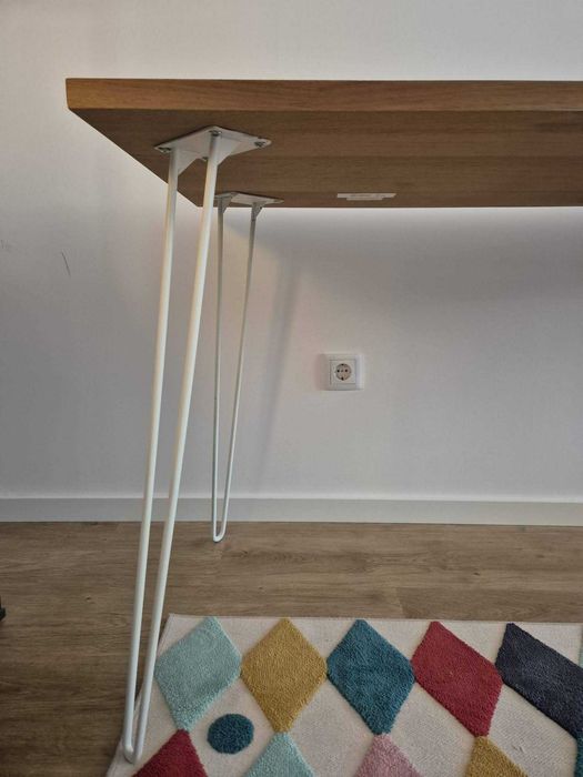 Secretária de madeira e metal da marca Maison du Monde.