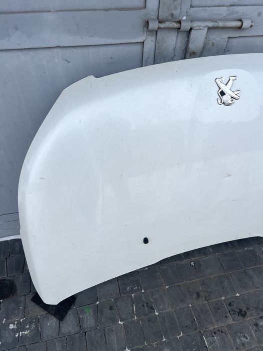 Peugeot 2008 капот.