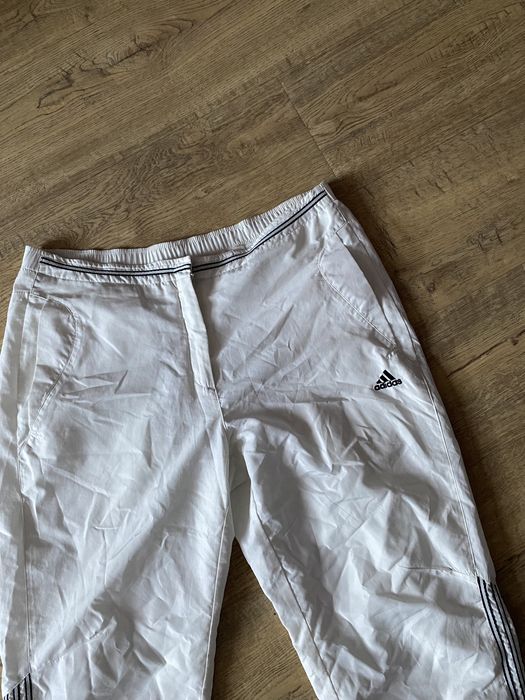 białe spodnie sportowe dresy adidas