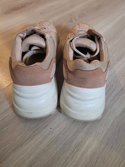 Śliczne sneakersy w kolorze nudziakowym