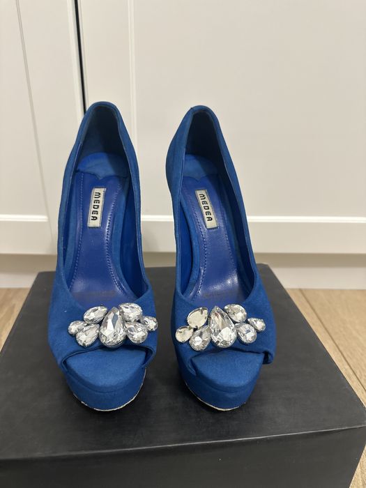 Замшеві туфлі з відкритим носочком на підборах з камінцями