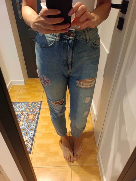 Mom jeans z rozdarciami