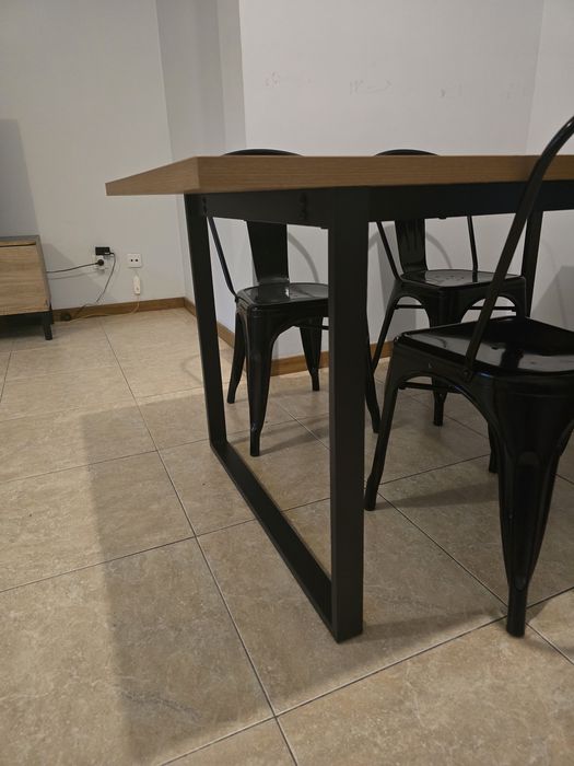 Mesa de jantar com 4 cadeiras