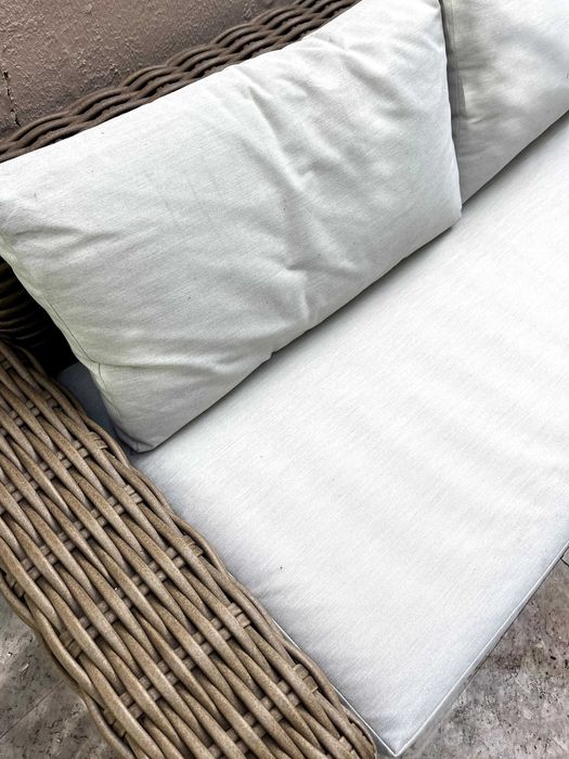 Sofá três pessoas jardim e mesa de apoio do mesmo conjunto.