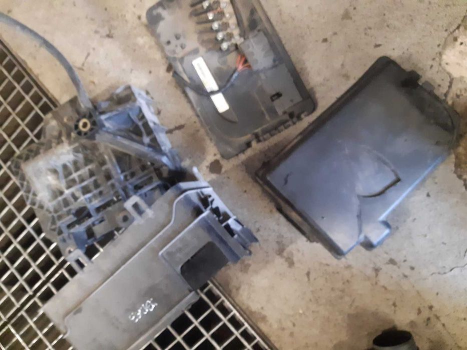 Podstawa skrzynka akumulatora bezpieczniki Seat Ibiza 3 III 1.4 TDI