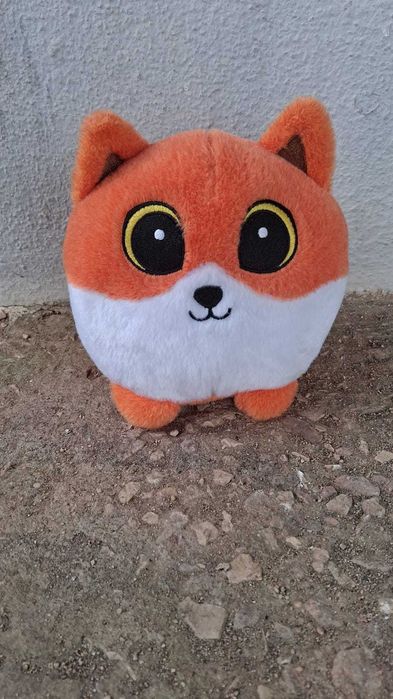 Peluches, bonecos, luvas de boxe e um búzio gigante