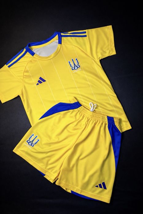 Футбольна форма  збірної України 2024–2025 з гербом