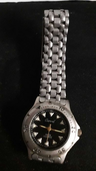 Bracelete em metal, com 4 filas entrelaçadas