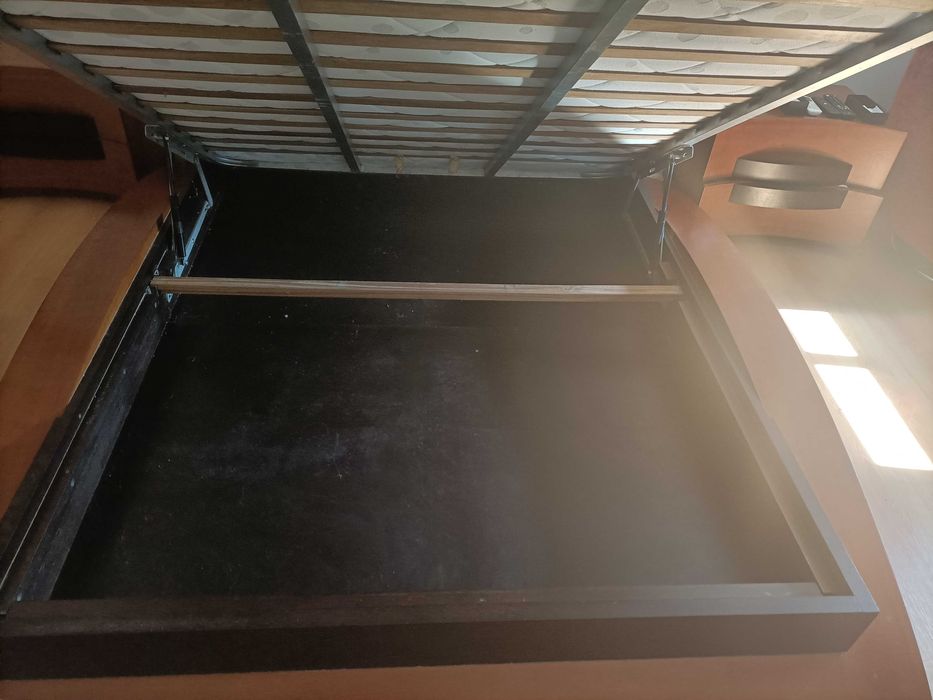 Quarto de casal (cama + mesas de cabeceira + comoda)